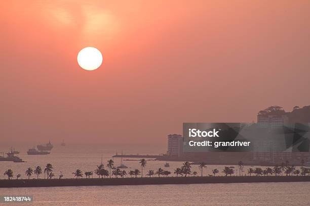 La Ciudad De Panamá En Sunrise Foto de stock y más banco de imágenes de Agua - Agua, Buque de carga, Canal - Corriente de agua