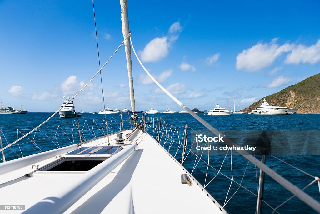 Vista dalla barca a vela crociera del porto di Saint Barts - Foto stock royalty-free di Saint Barthelemy