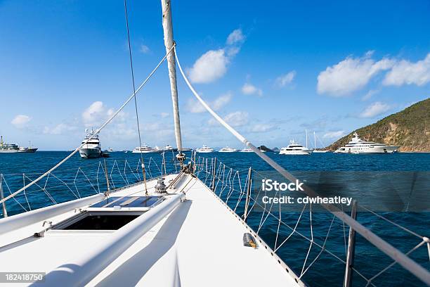 Vista Dalla Barca A Vela Crociera Del Porto Di Saint Barts - Fotografie stock e altre immagini di Saint Barthelemy