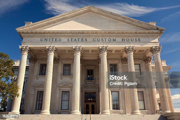 Clássico Com Colunas Em Charleston - Fotografias de stock e mais imagens de Palácio de Justiça - Palácio de Justiça, Edifício Federal, Governo