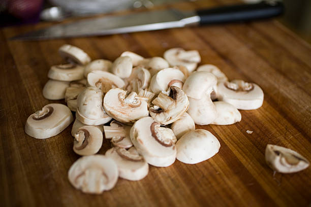 fette di funghi - edible mushroom portion chopped freshness foto e immagini stock
