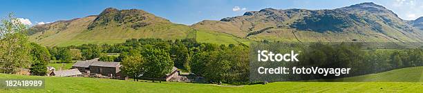 Angielskie Pojezierze Mountain Gospodarstwa Zielone Pastwisko Panorama Cumbria Wielka Brytania - zdjęcia stockowe i więcej obrazów Anglia