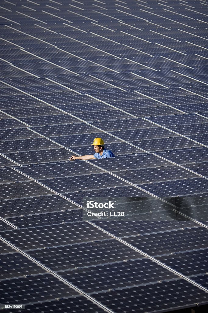 Arbeiter überprüfen Solarkollektoren - Lizenzfrei Sonnenkollektor Stock-Foto