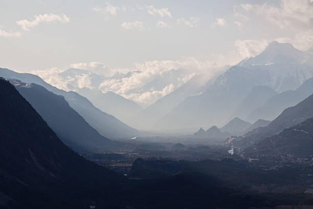 couches vue panoramique sur les alpes - swisse photos et images de collection