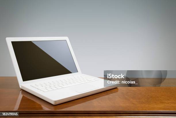 Laptop - zdjęcia stockowe i więcej obrazów Bez ludzi - Bez ludzi, Biały, Brązowy