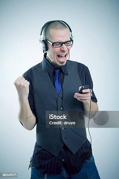 Macho Joven Escuchar Los Auriculares Foto de stock y más banco de imágenes de Actividad - Actividad, Actividades recreativas, Adulto