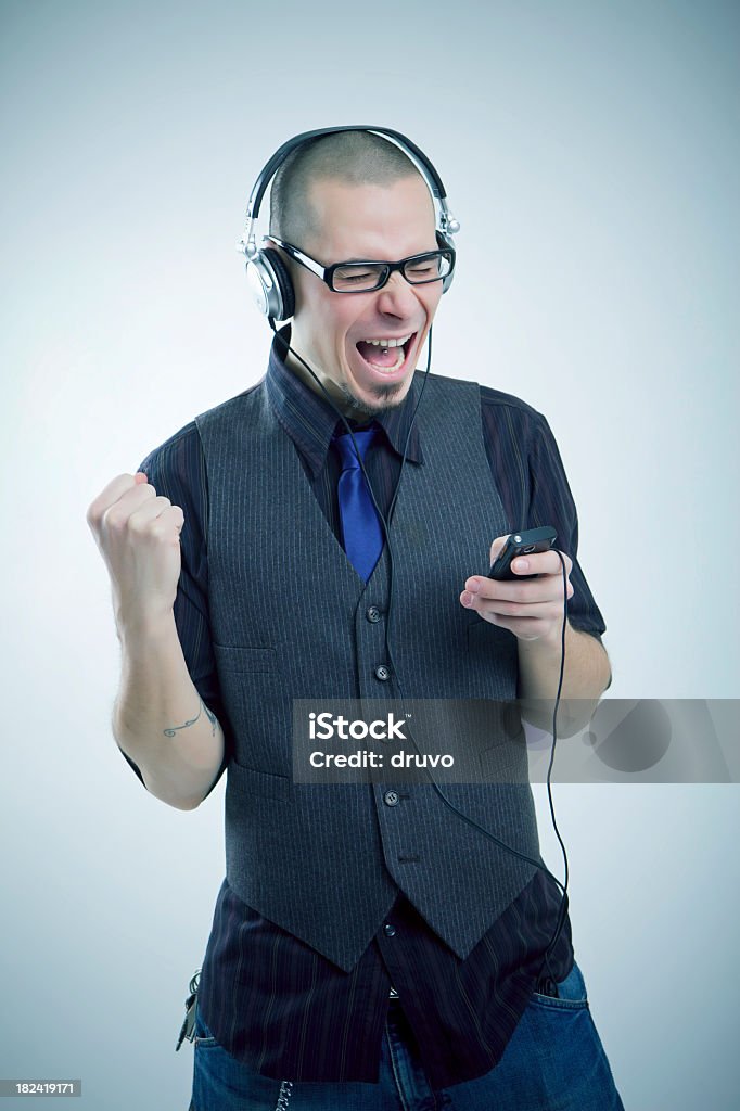 Jovem macho escutando fones de ouvido para - Foto de stock de Adulto royalty-free