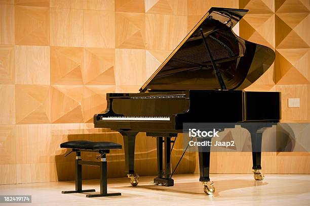 Closeup Of A Grand Piano En Concierto Hall Dof Superficial Foto de stock y más banco de imágenes de Piano de cola