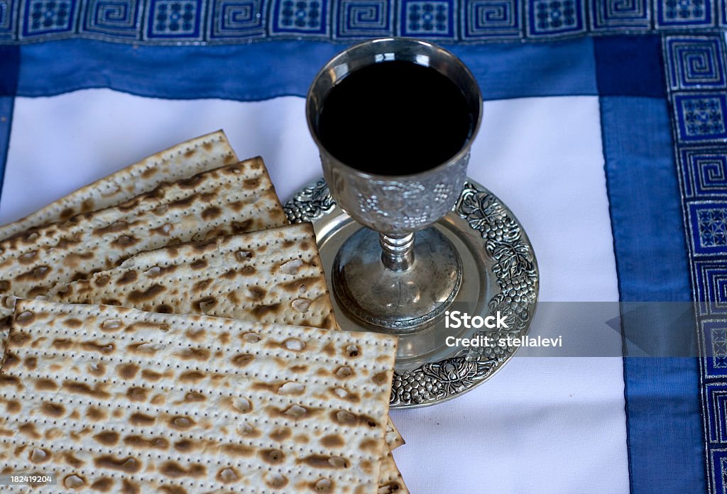 Pâque juive Matzo et Coupe du sabbat avec vin - Photo de Aliment libre de droits