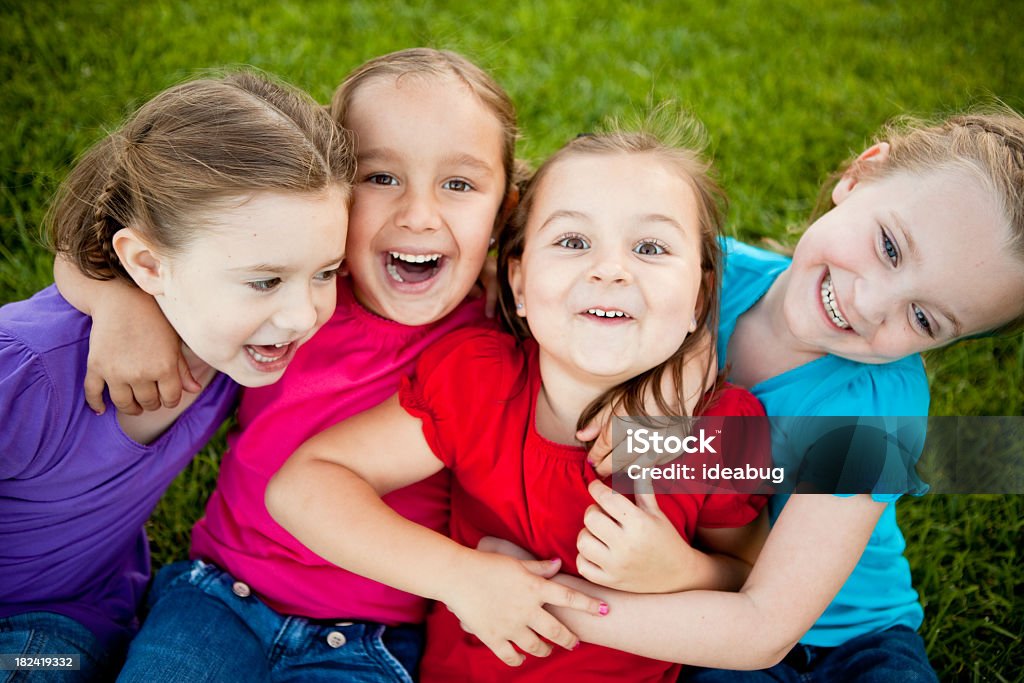Счастливый девочек фигуру и Смеяться вместе за пределами - Стоковые фото 4-5 лет роялти-фри