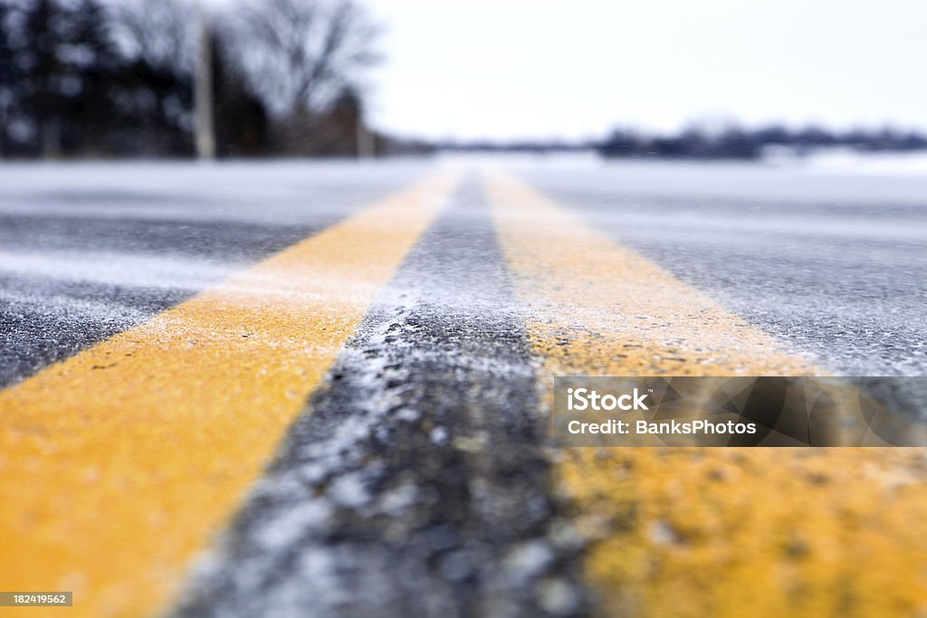 인공눈 불기 겹쳐지며 겨울 두 소로 Road - 로열티 프리 낮음 스톡 사진