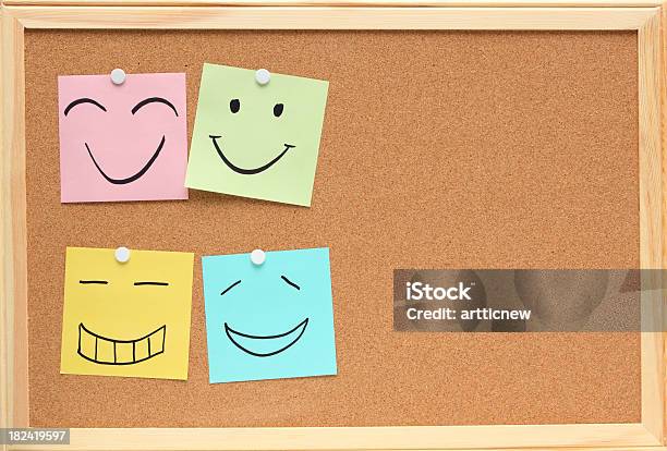 カラフルな Noticeboard 図面笑顔の顔 - イラストレーションのストックフォトや画像を多数ご用意 - イラストレーション, カラフル, コルク材