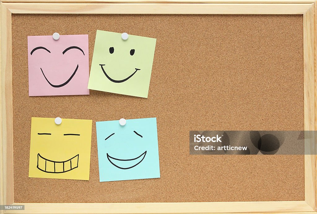 Красочные noticeboard рисунок улыбающегося лица - Стоковые фото Блокнот роялти-фри