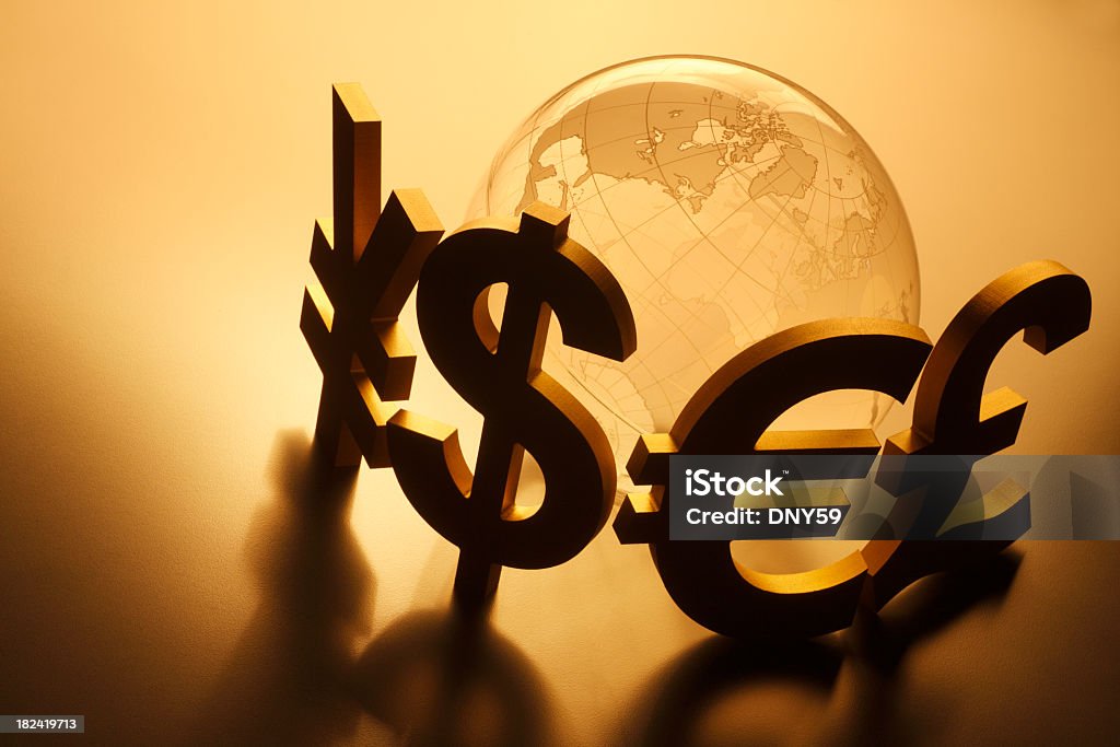 Globe rodeado de gran cantidad de importantes de divisas símbolos - Foto de stock de Símbolo de la libra esterlina libre de derechos