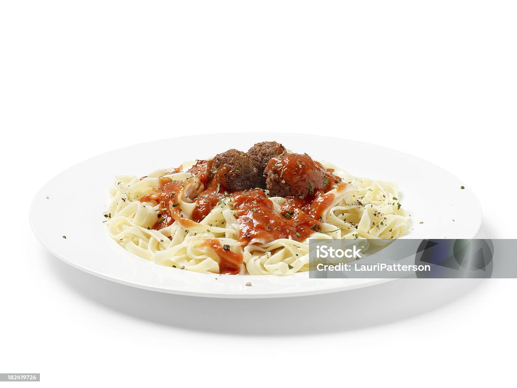 Fettucini Паста с томатным соусом с фрикадельками - Стоковые фото Тарелки роялти-фри