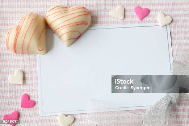 Foto de Nota De Cartão Com Corações De Chocolate e mais fotos de stock de Branco - Branco, Cartão de Felicitação, Cartão de Presente