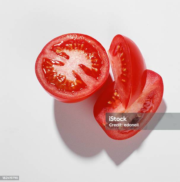 Pomidory W Plasterkach - zdjęcia stockowe i więcej obrazów Bez ludzi - Bez ludzi, Biały, Cień