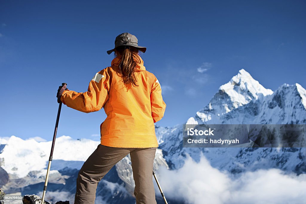 Botas de montaña con mujer mirando sobre Himalayas - Foto de stock de Actividad al aire libre libre de derechos