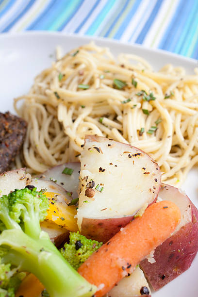 stek z makaronu i veggies - steak red potato dinner beef zdjęcia i obrazy z banku zdjęć