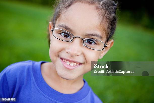 幸せな若い笑顔の女の子グラス - 1人のストックフォトや画像を多数ご用意 - 1人, 4歳から5歳, めがね