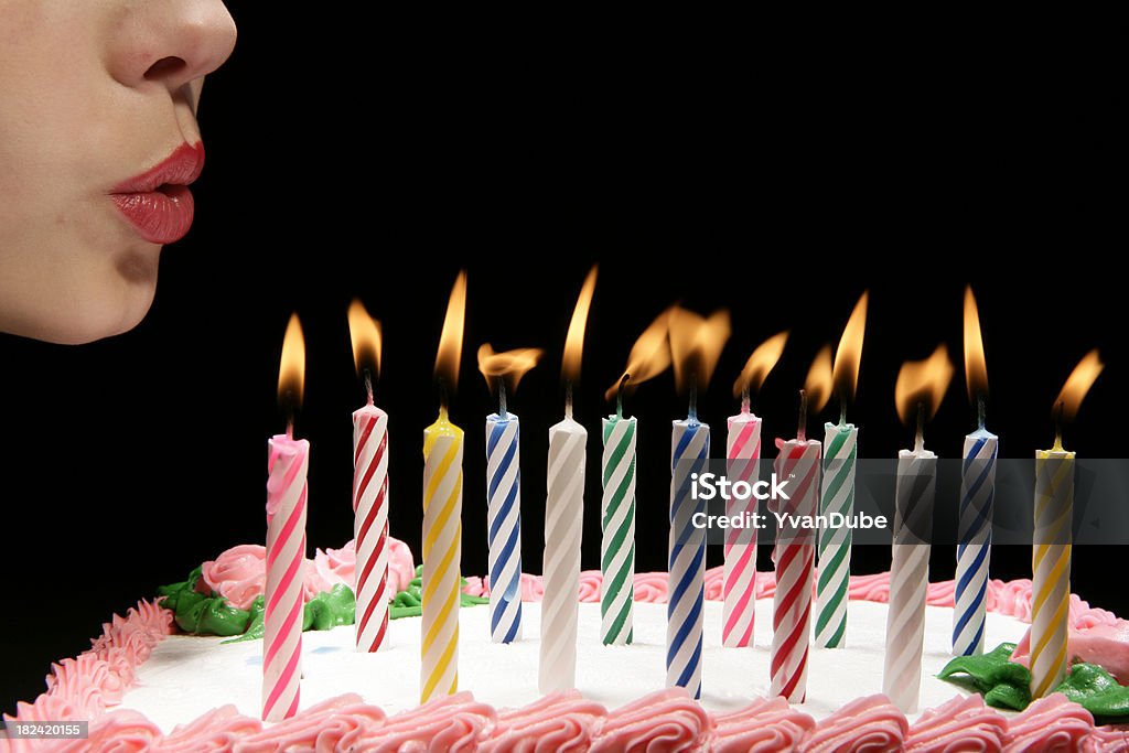 Soffiare le Candeline di compleanno Torta - Foto stock royalty-free di Soffiare