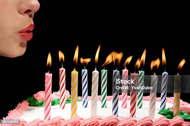 Soffiare Le Candeline Di Compleanno Torta - Fotografie stock e altre immagini di Soffiare - Soffiare, Compleanno, Candela - Attrezzatura per illuminazione