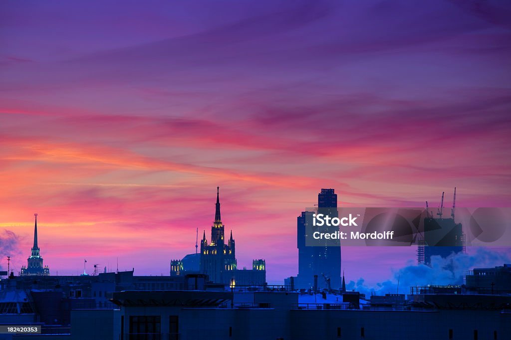 Красивые небо и город силуэт на закате - Стоковые фото Архитектура роялти-фри