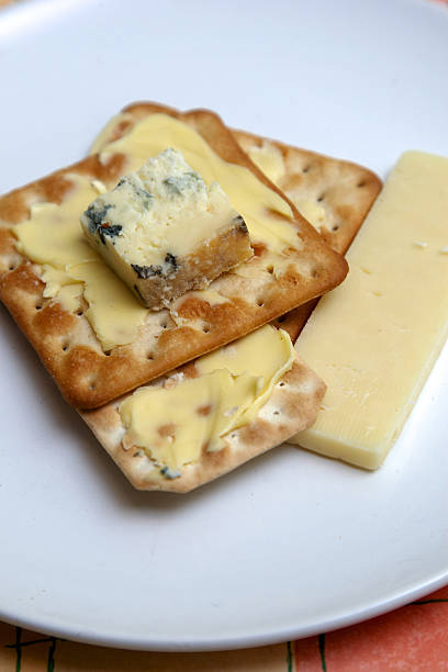 сыр и печенье - blue cheese cheese england cracker стоковые фото и изображения