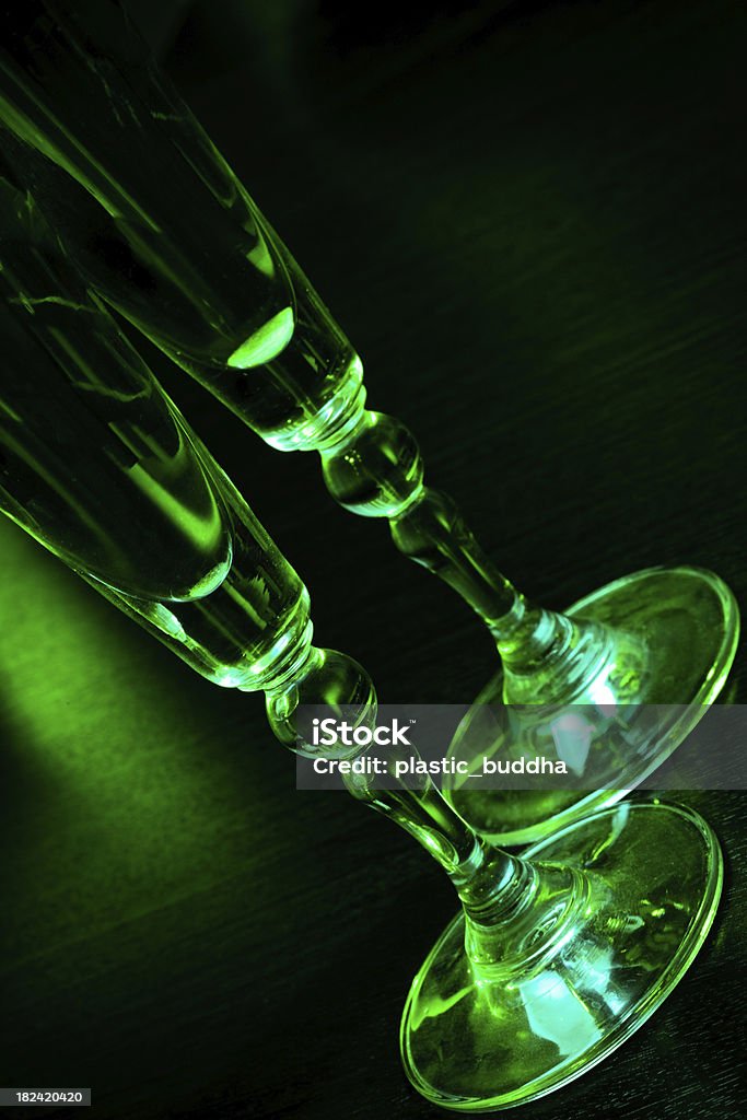 Copas de champán con verde luces de discoteca - Foto de stock de Amor - Sentimiento libre de derechos