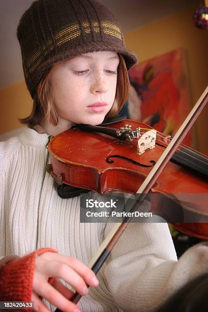 Милый Молодой Мальчик Играет Его Скрипке — стоковые фотографии и другие картинки Белый - Белый, В помещении, Вертикальный
