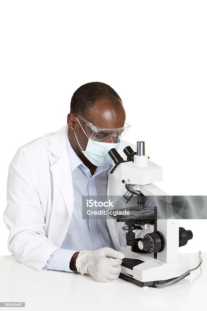 Homme avec un Microscope de laboratoire Technicien - Photo de Microscope libre de droits