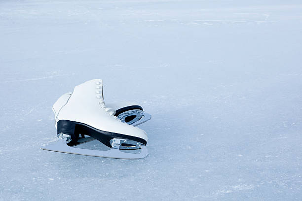 patines de hielo - patinaje artístico fotografías e imágenes de stock