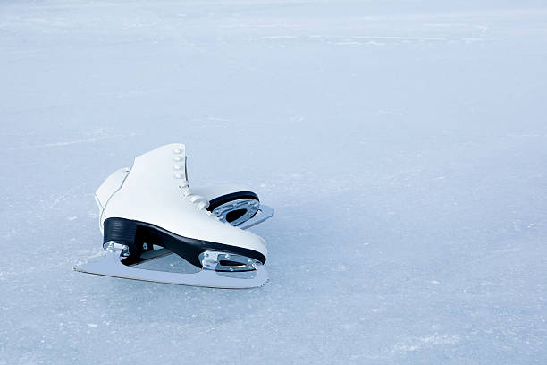 patins de gelo - ice skates imagens e fotografias de stock