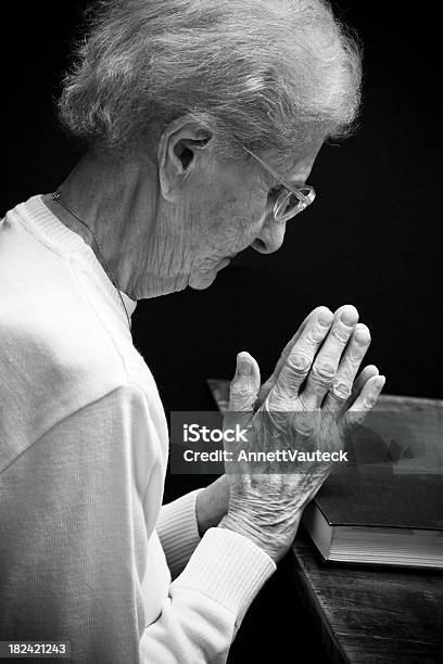 Mujer Mayor Medida Foto de stock y más banco de imágenes de 80-89 años - 80-89 años, Abuela, Adulto