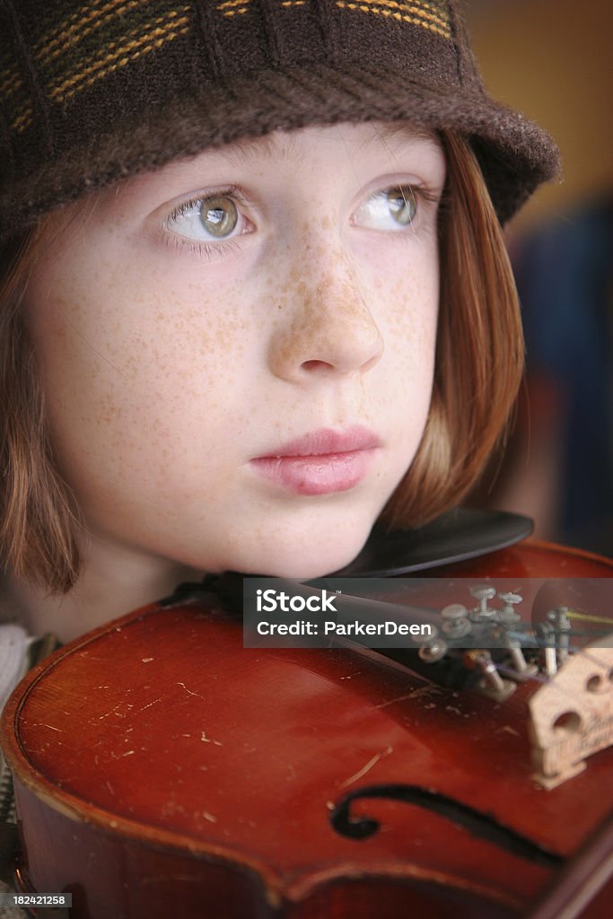 Linda jovem rapaz tocando seu violino - Foto de stock de Beleza royalty-free