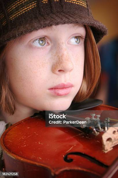 Foto de Linda Jovem Rapaz Tocando Seu Violino e mais fotos de stock de Beleza - Beleza, Branco, Brincalhão