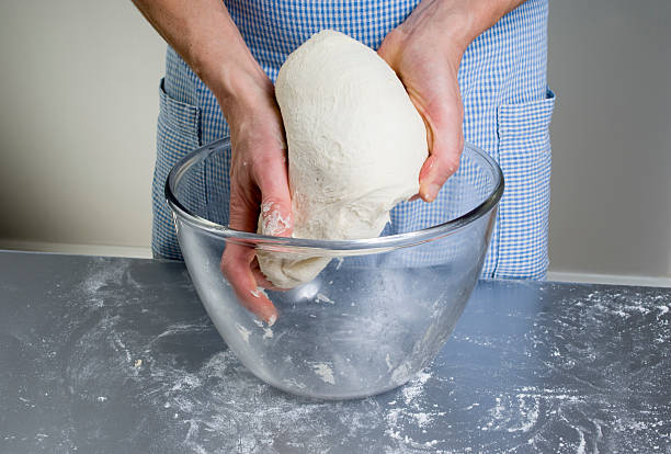 pan recién horneado masa se levanten de cocinar bowl - arms lifted fotografías e imágenes de stock