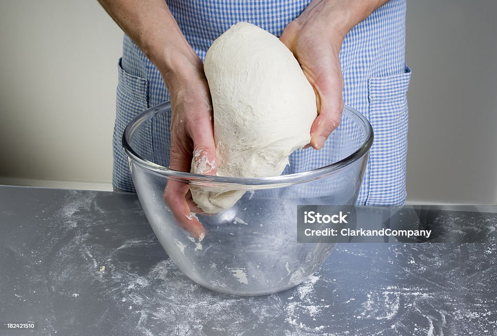 Pain frais de pâte d'en être sorti. cuire Bowl - Photo de Aliment levé libre de droits