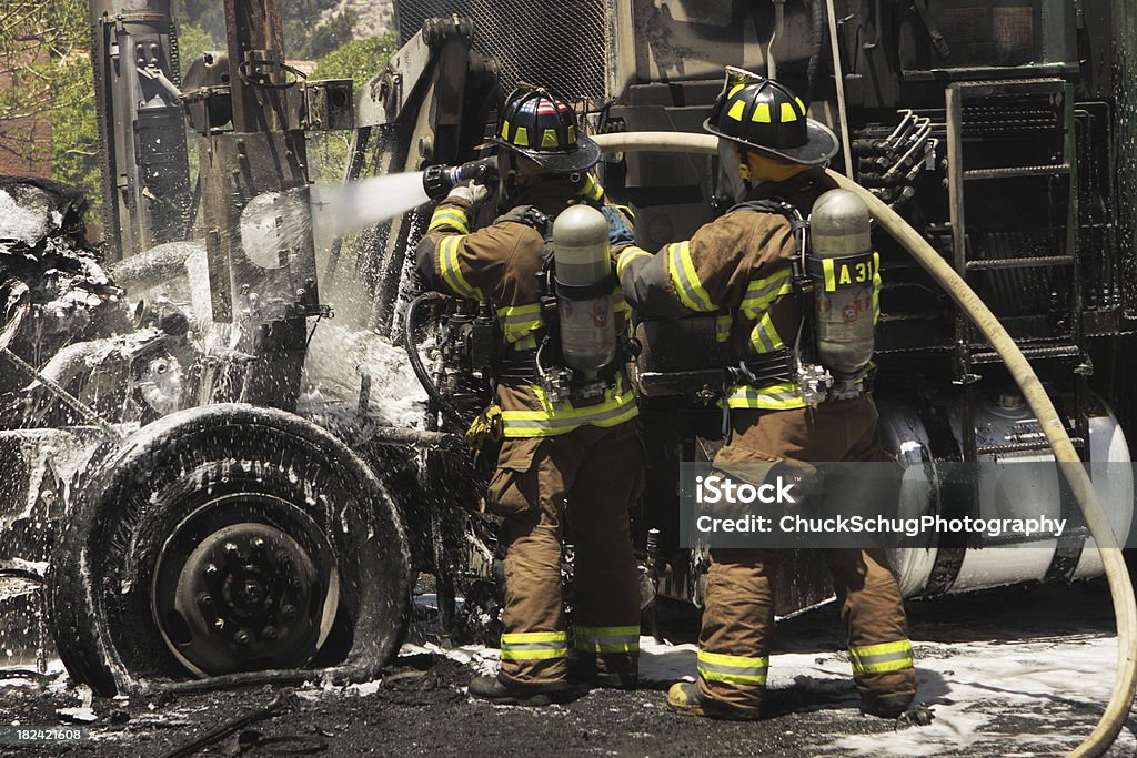 Apague fuego quemado camión de bomberos - Foto de stock de Bombero libre de derechos