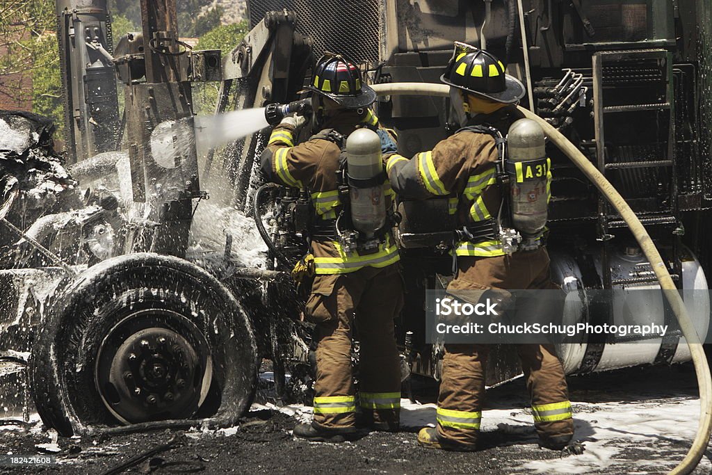 Firefighters погасить огонь Сгоревший машина - Стоковые фото Пожарный роялти-фри