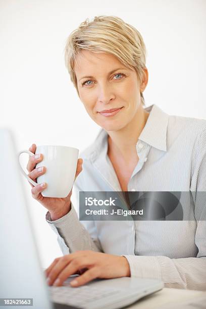 Belo Negócio Mulher A Segurar Café Enquanto No Trabalho - Fotografias de stock e mais imagens de 30-39 Anos