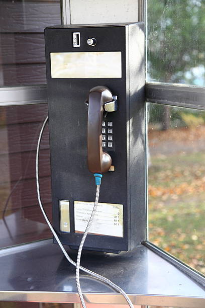 antigo cabine telefônica - coin operated pay phone telephone communication - fotografias e filmes do acervo