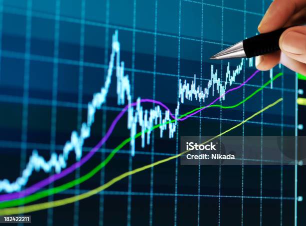 Mercato Analizzare - Fotografie stock e altre immagini di In cima - In cima, Quotazione di borsa, Azioni e partecipazioni