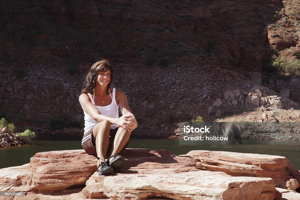 Mulher descansa de exercício no alto de Red Rocks - Foto de stock de 50-54 anos royalty-free