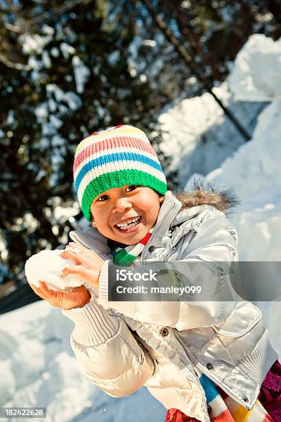 Bambina Con La Palla Di Neve - Fotografie stock e altre immagini di Bambino - Bambino, Neve, 6-7 anni