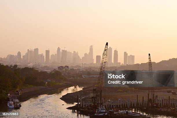 La Ciudad De Panamá En Sunrise Foto de stock y más banco de imágenes de Aire libre - Aire libre, Bloque de Oficinas, Buque