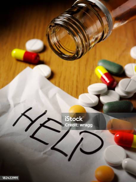 Medyczne Tabletki Po Przedawkowaniu - zdjęcia stockowe i więcej obrazów Alkohol - napój - Alkohol - napój, Alkohol wysokoprocentowy, Antybiotyk