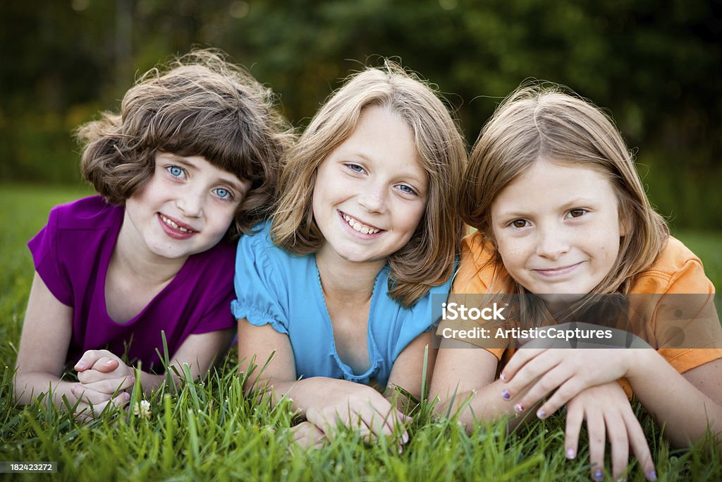 Trois filles heureux ensemble à l'extérieur - Photo de 10-11 ans libre de droits