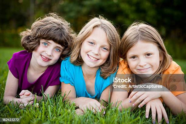 Três Felizes Meninas Juntos Fora - Fotografias de stock e mais imagens de 10-11 Anos - 10-11 Anos, 8-9 Anos, Alegria