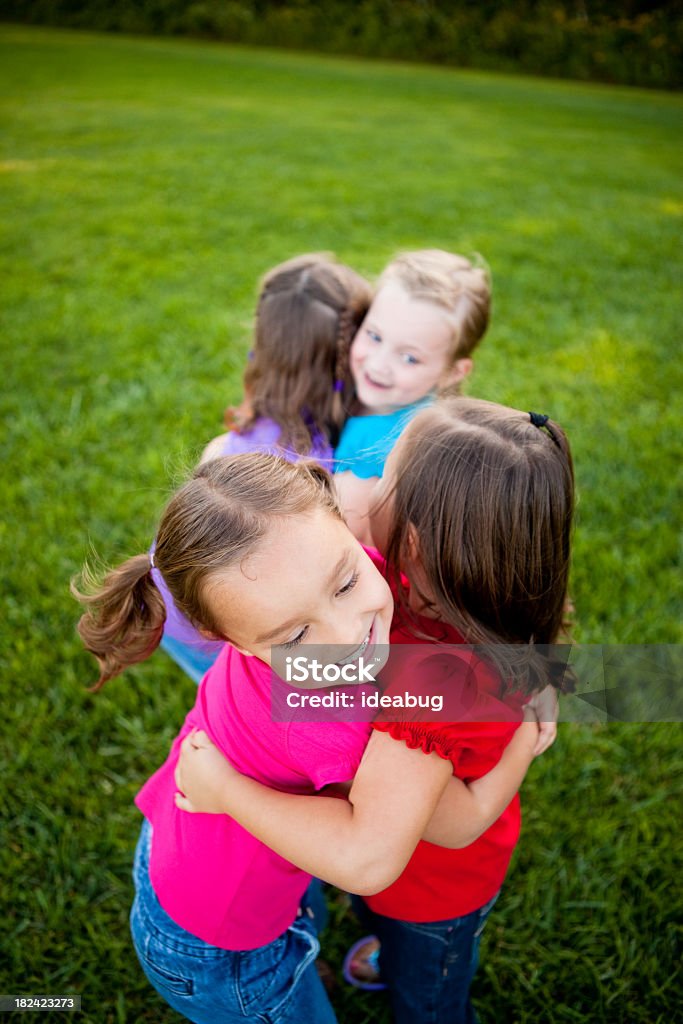Szczęśliwy Młody dziewczyny sylwetki i śmiać się razem na zewnątrz - Zbiór zdjęć royalty-free (4 - 5 lat)